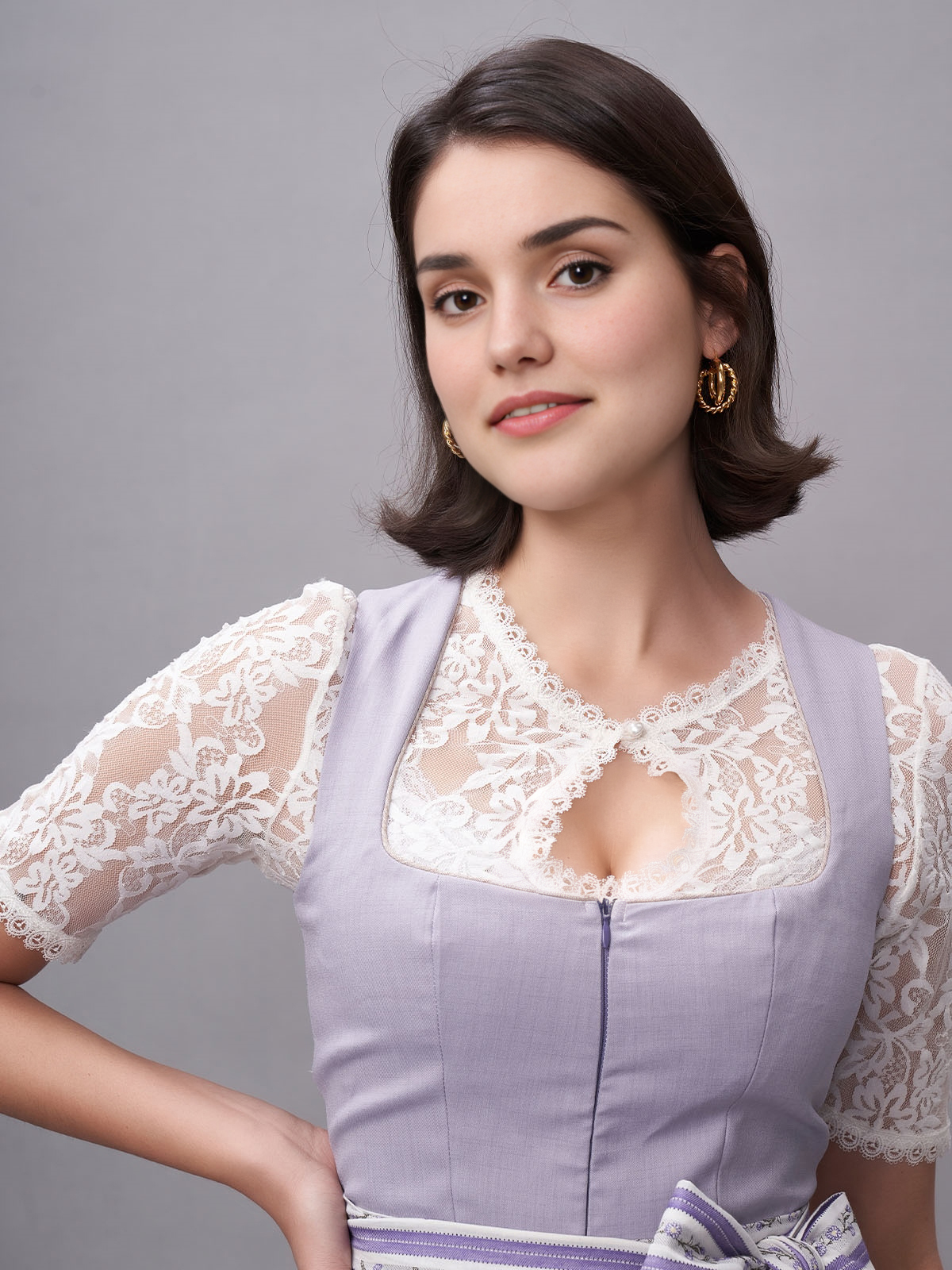 Modernes Dirndl in Lila mit raffiniertem Schnitt