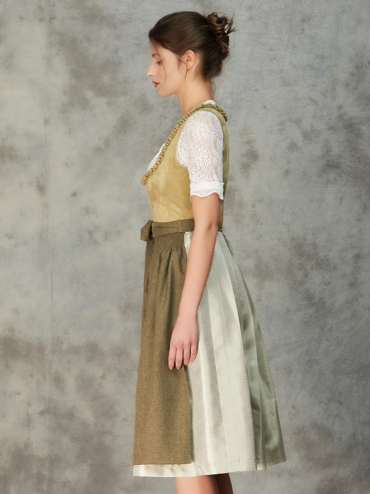 Mintgrünes Dirndl mit floralen Details