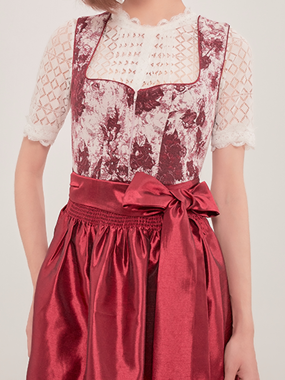Beige Herrenhemd mit Dirndl-Kombination