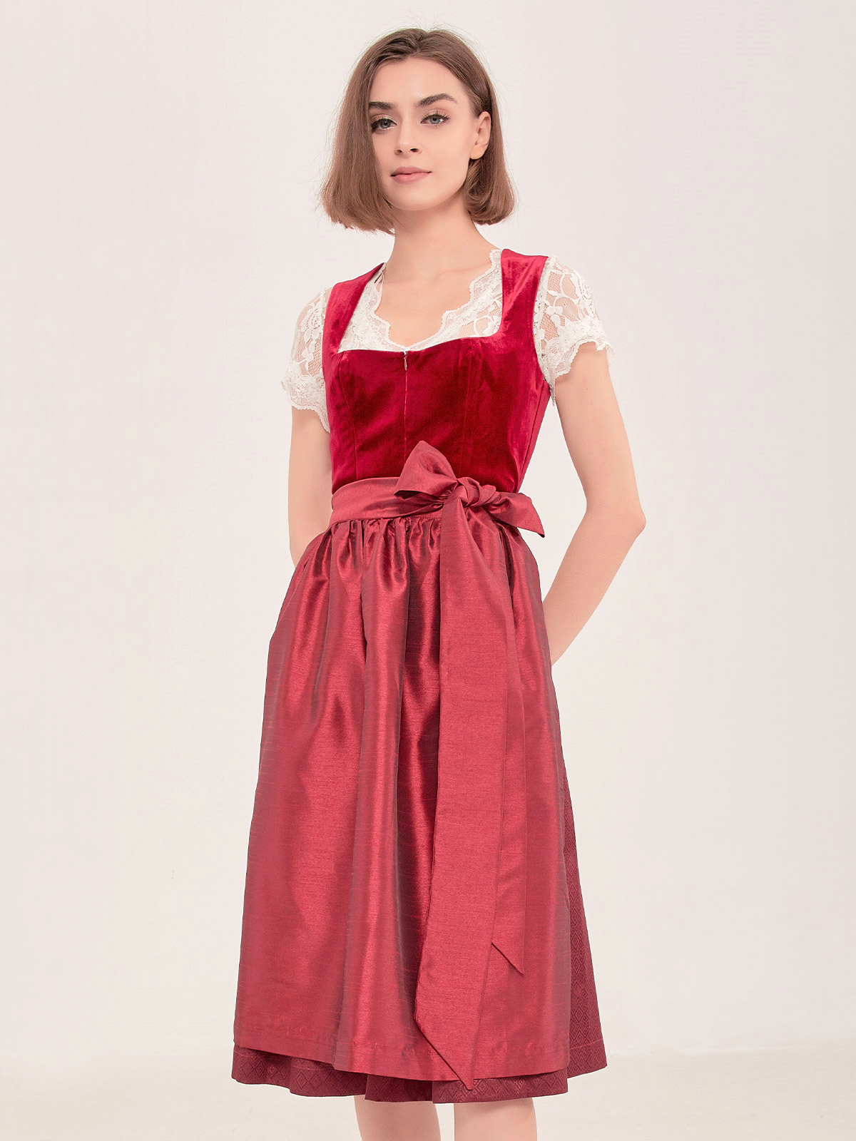 Modernes Dirndl in Rot