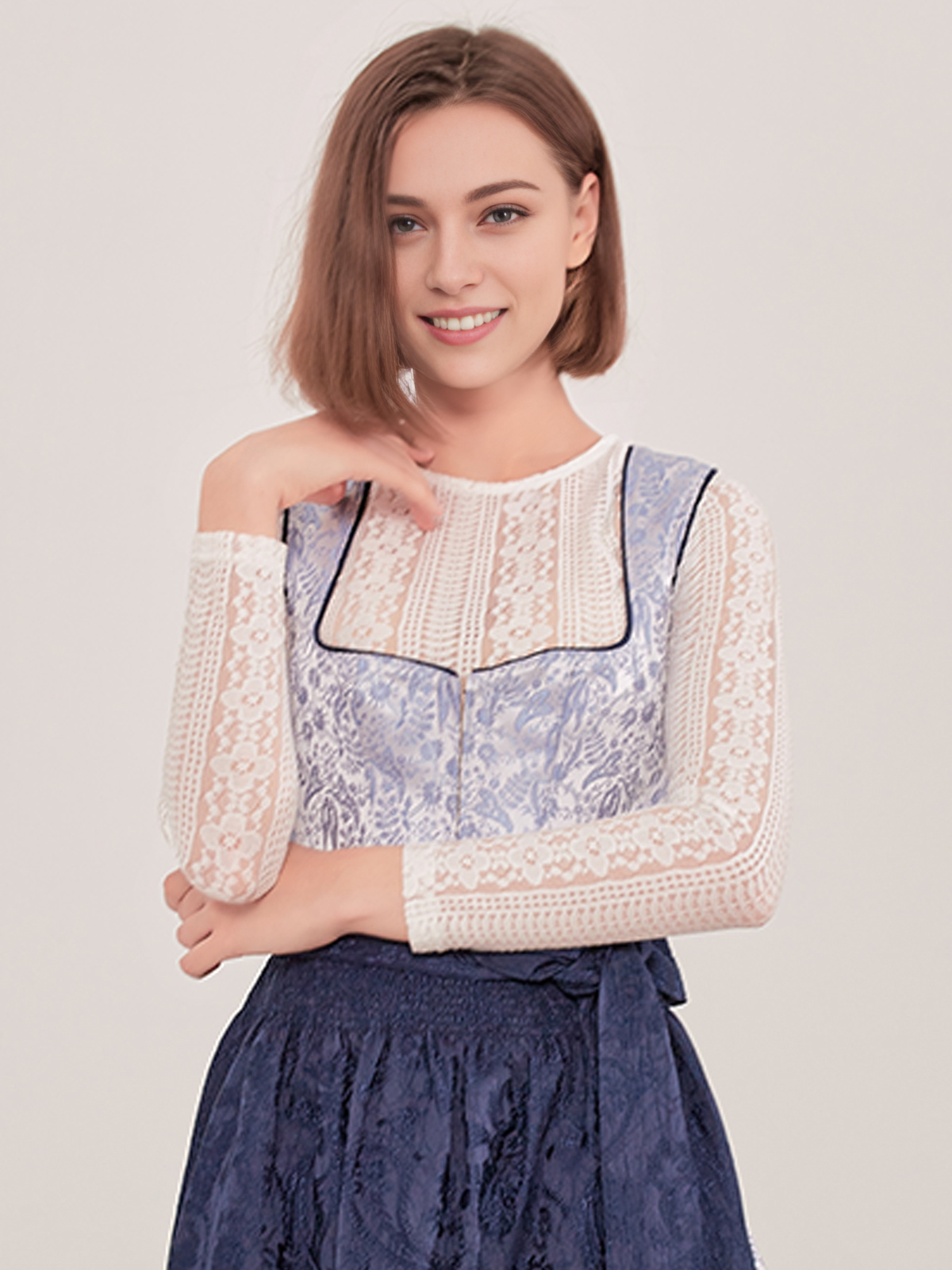 Dirndl in Blau mit floralen Details