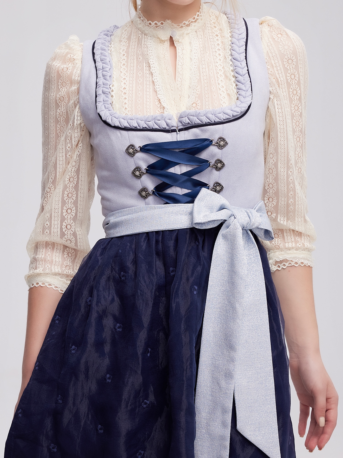 Dirndl in Beige – Eleganz pur