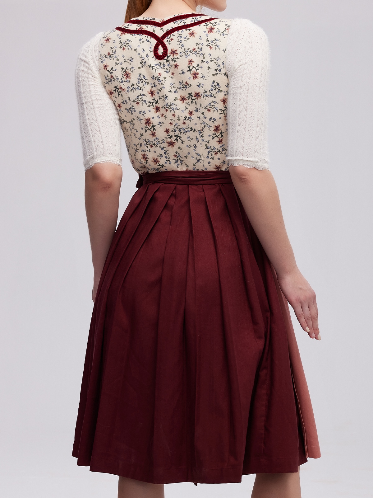 Modernes rotes Dirndl mit schmeichelhaftem Schnitt