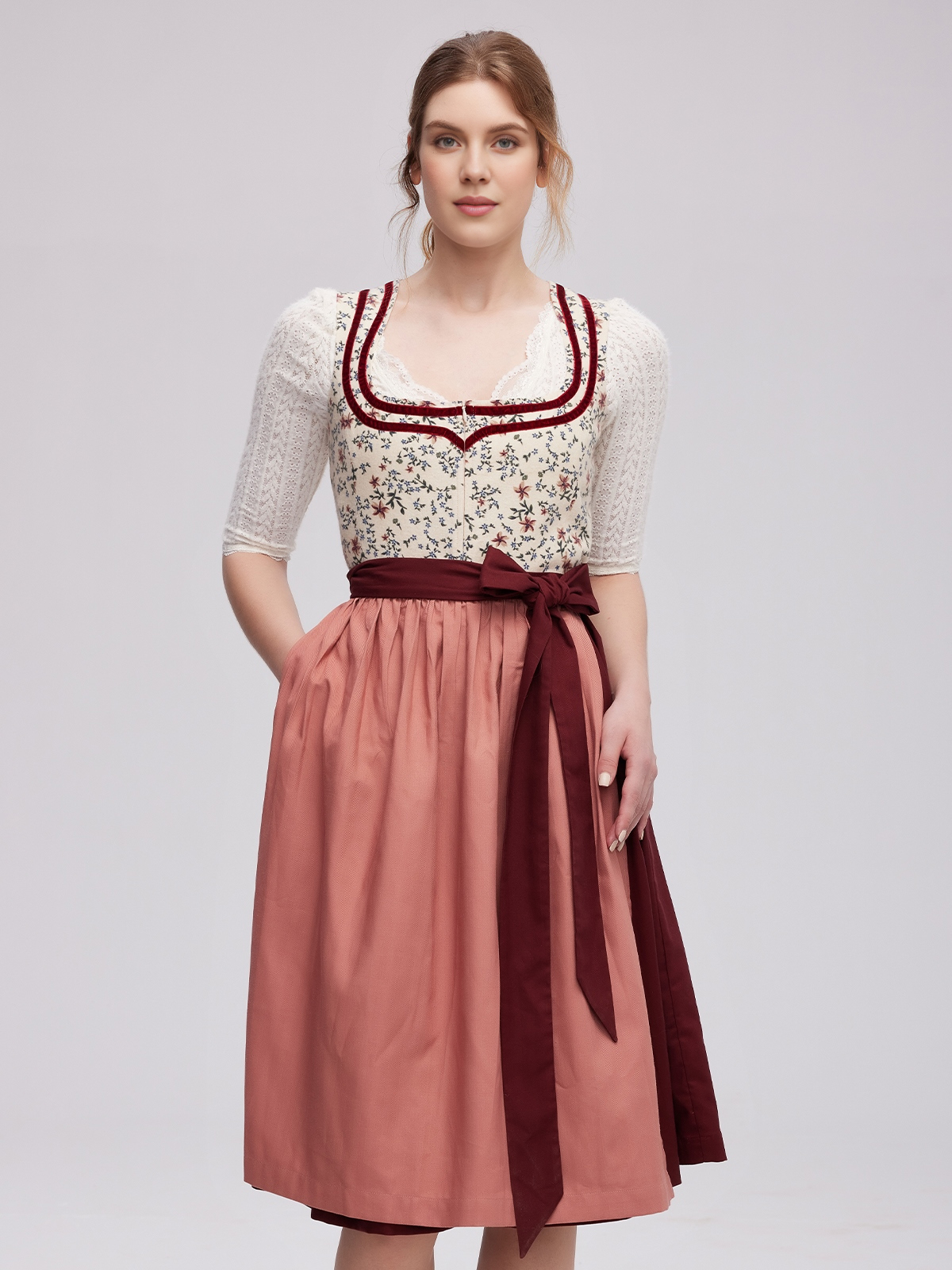 Modernes Dirndl in dunkelgrün – perfekt für den Stadtlook