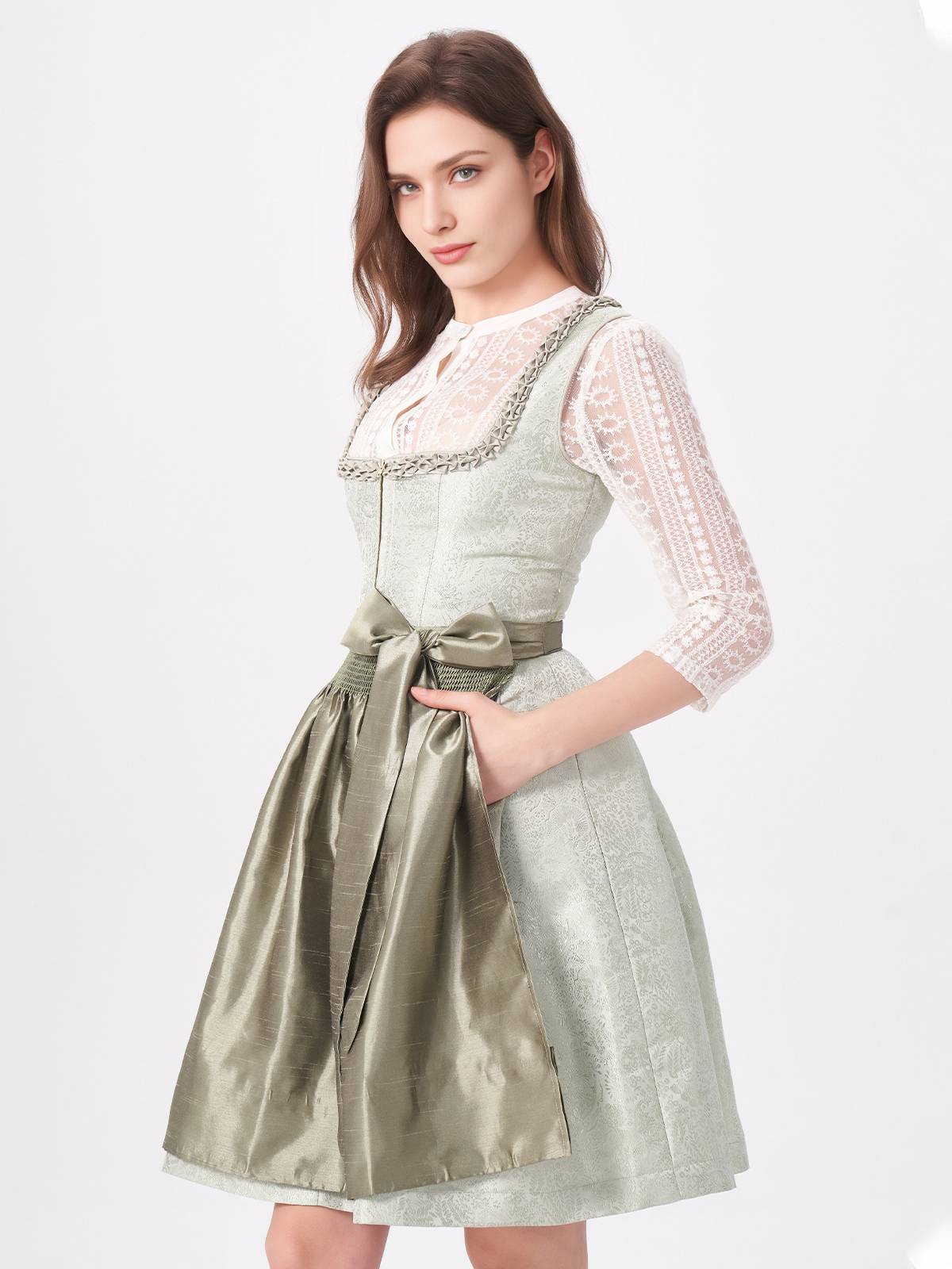 Modernes Dirndl in Grün mit figurbetonter Taille
