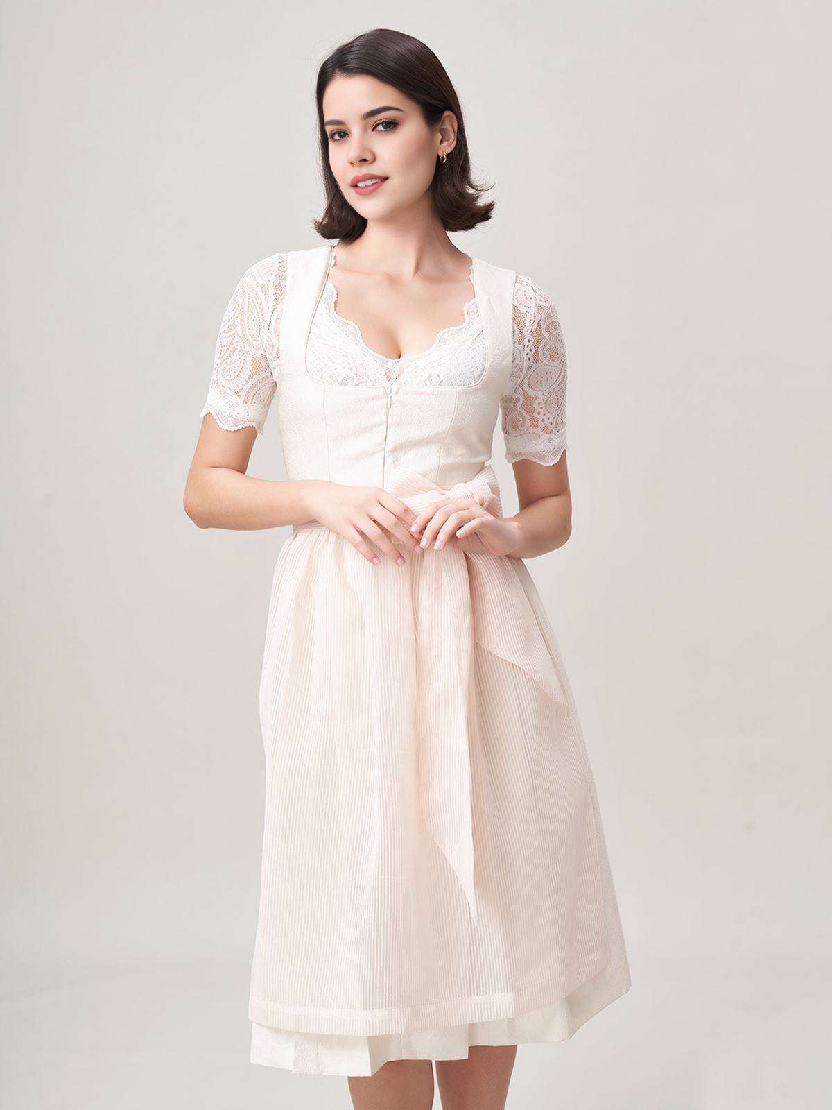 Modernes Dirndl in Beige – zeitlos elegant