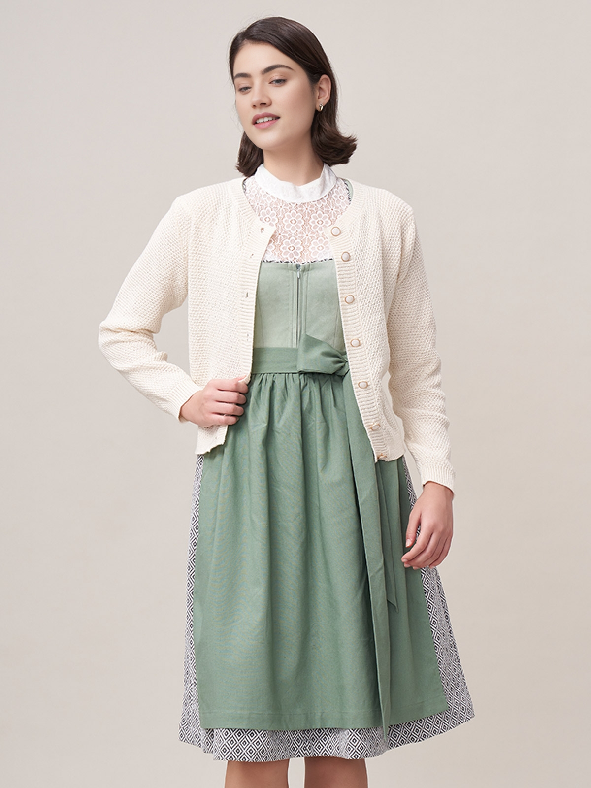 Stilvolles Dirndl in Weiß