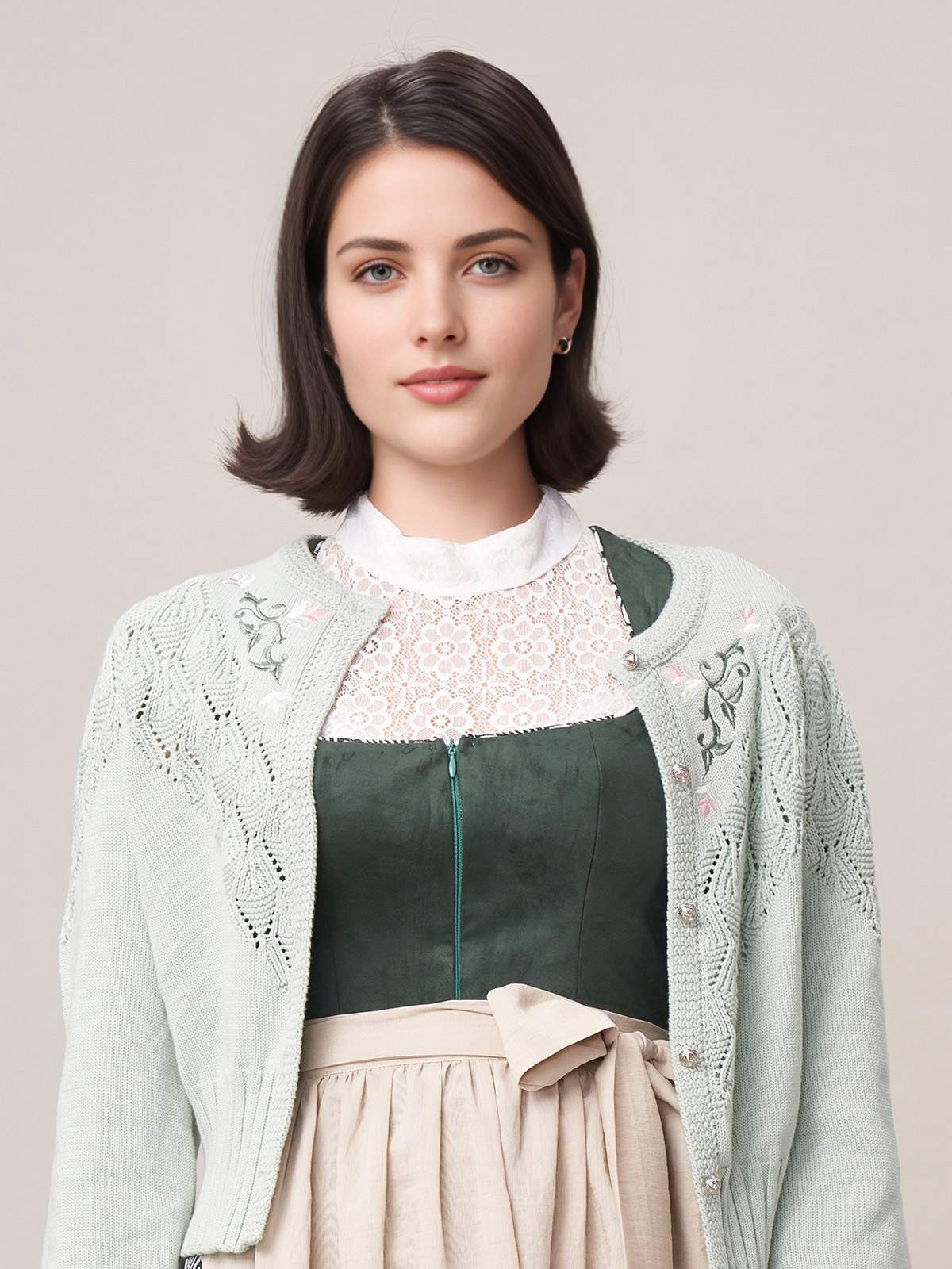 Dirndl in Grün mit floralen Details