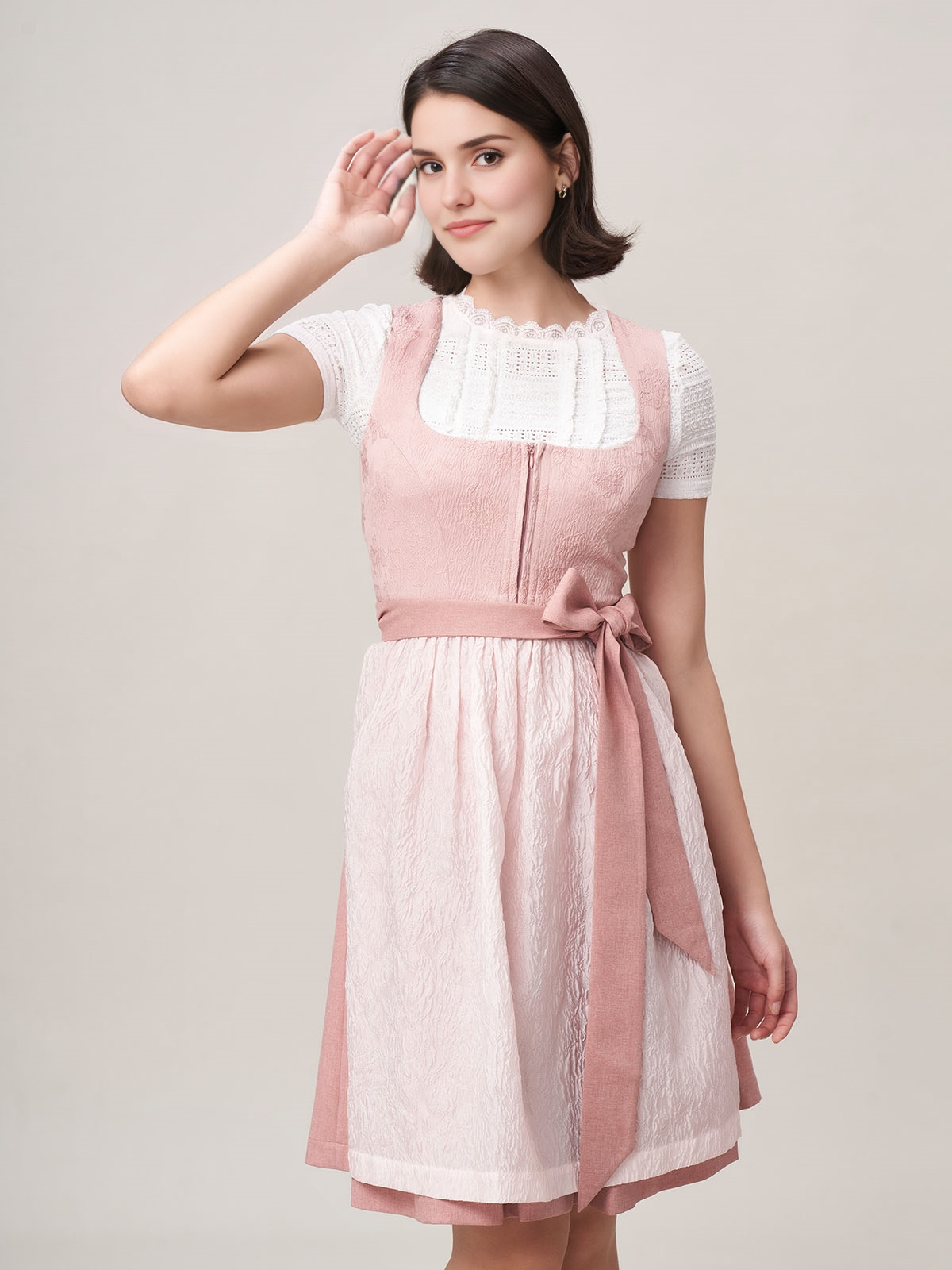 Modernes Dirndl in Rosa mit schwarzer Bluse