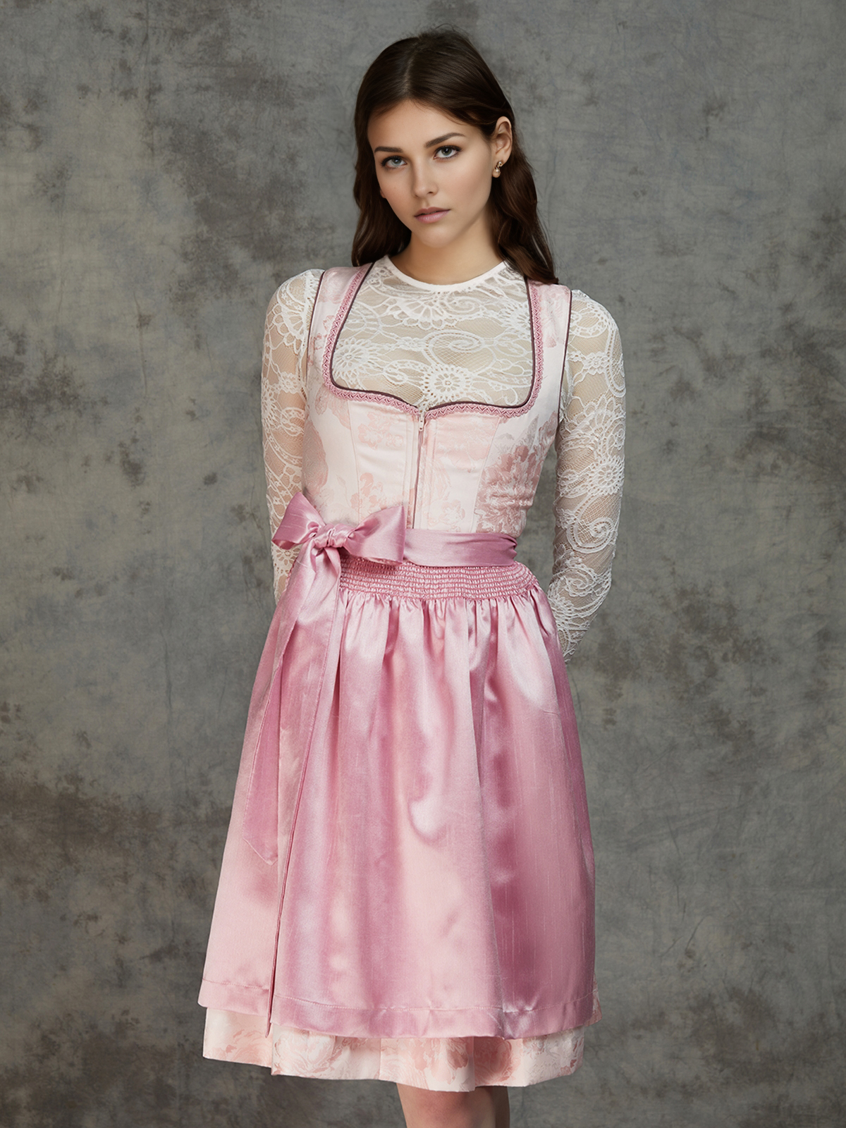 Modernes blaues Ehreer Dirndl mit traditionellen Elementen