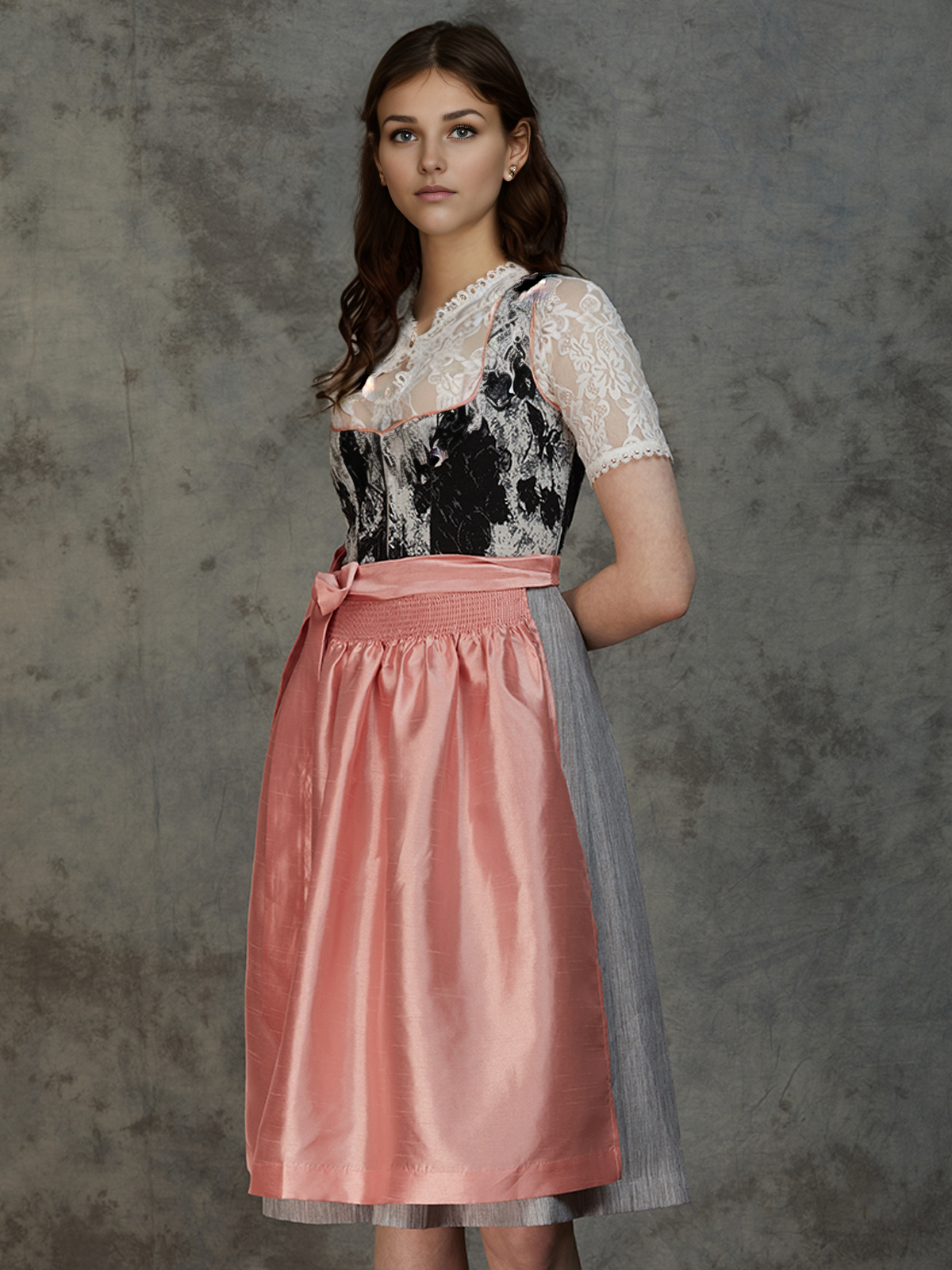 Traditionelles blaues Dirndl mit Samt und Stickereien