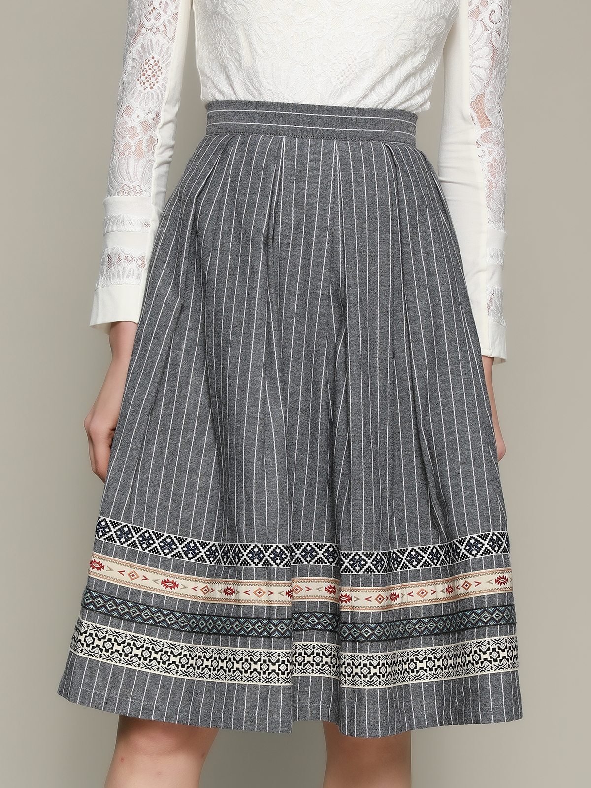 Moderne Langarm Dirndl Bluse in Grau