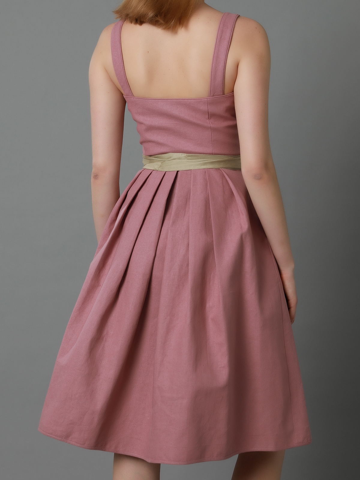 Dirndl in Rosa mit Spitzenverzierung