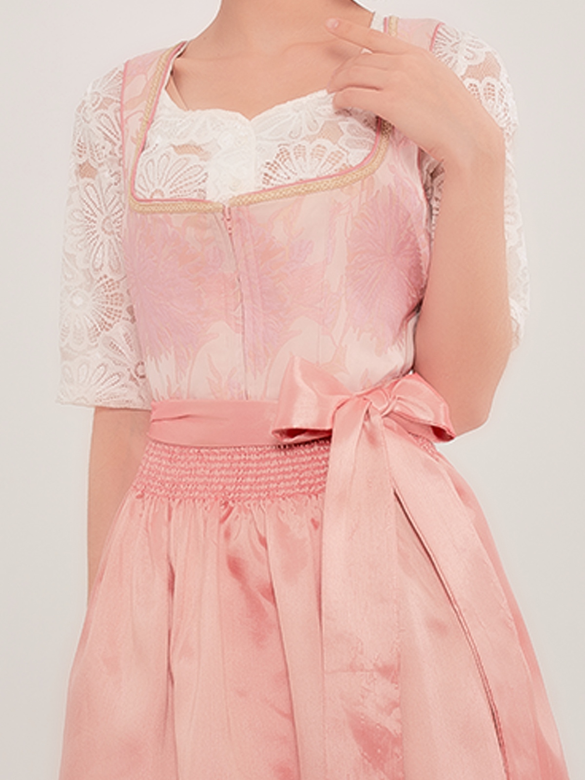 Dirndl in Rosa mit modernem Schnitt