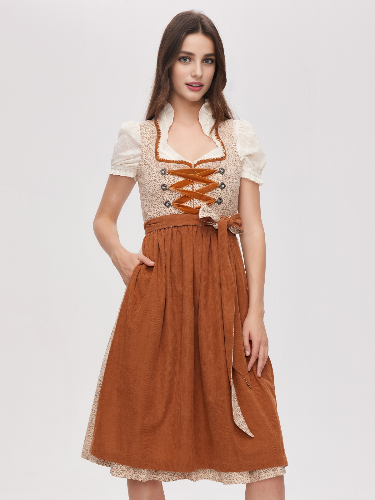 Modernes Dirndl in Dunkelblau