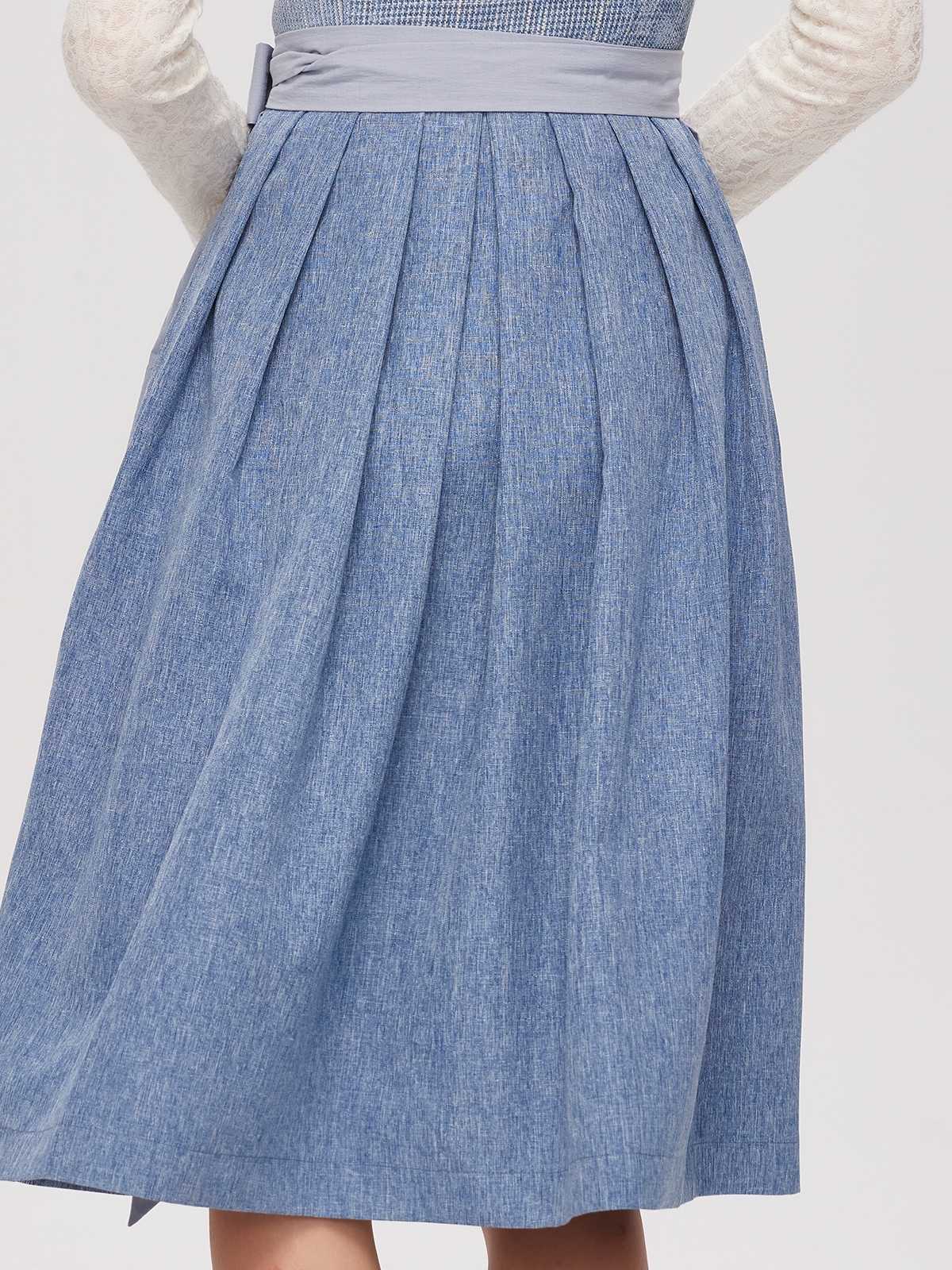 Dirndl in Blau mit geschlossener Bluse
