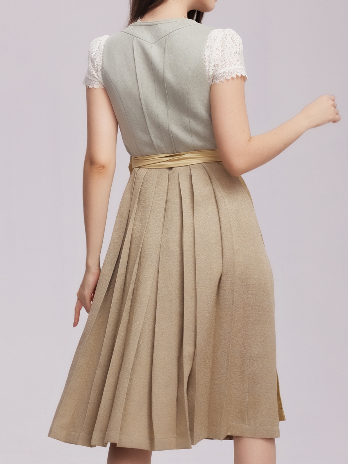 Modernes Dirndl in Grün mit kurzem Rock