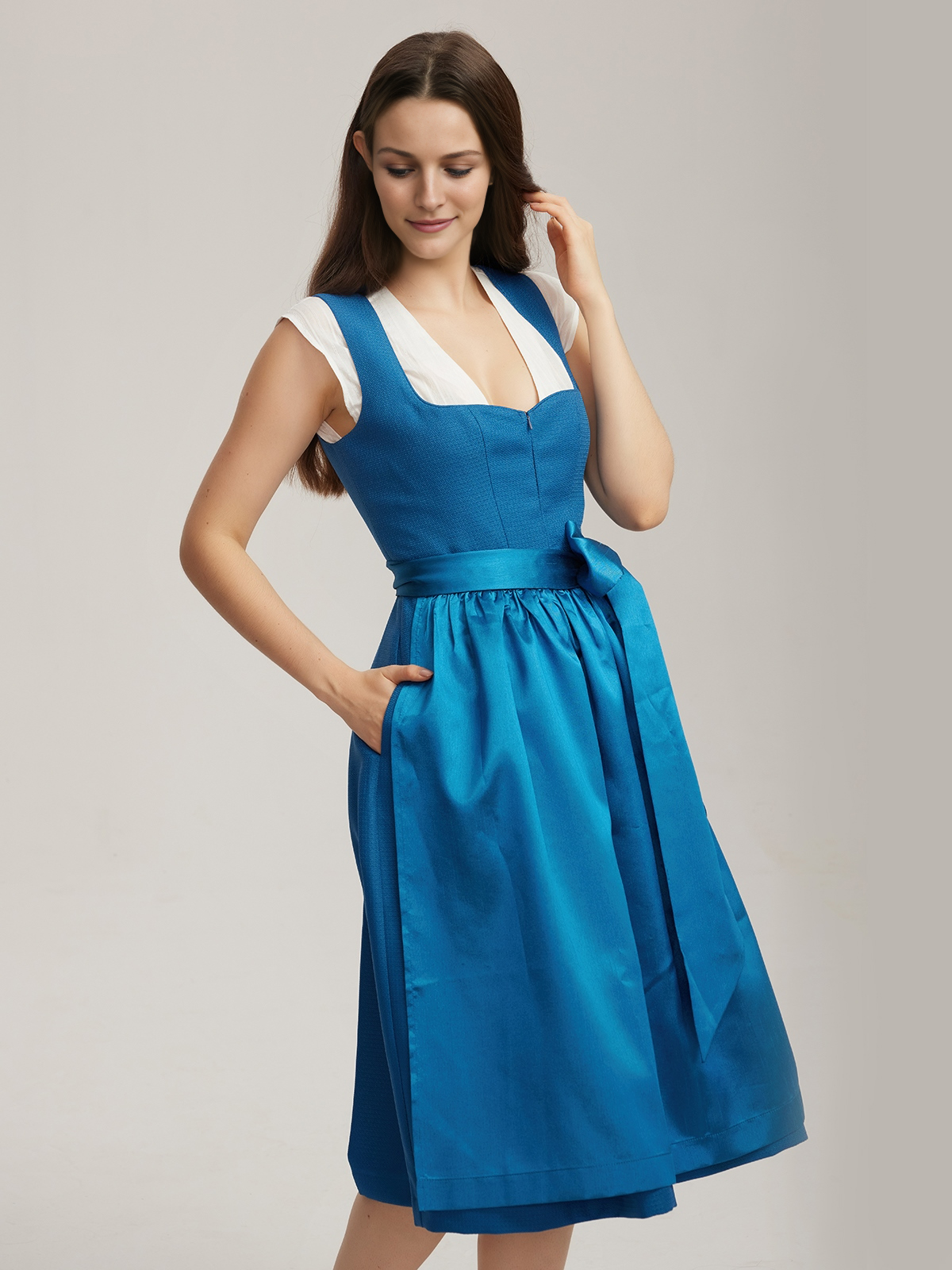 Graues Samt-Dirndl mit blauer Bluse