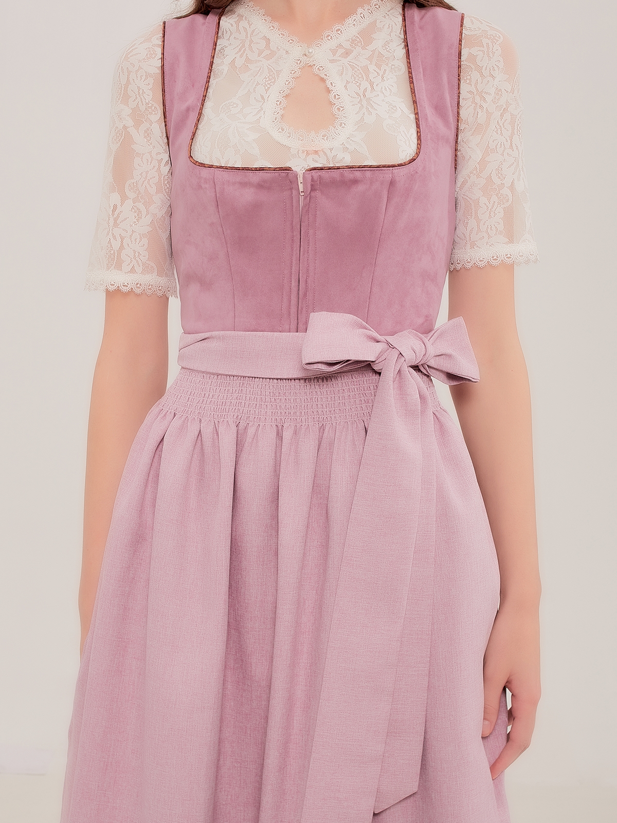 Dirndl in Lila – feminin und stilvoll