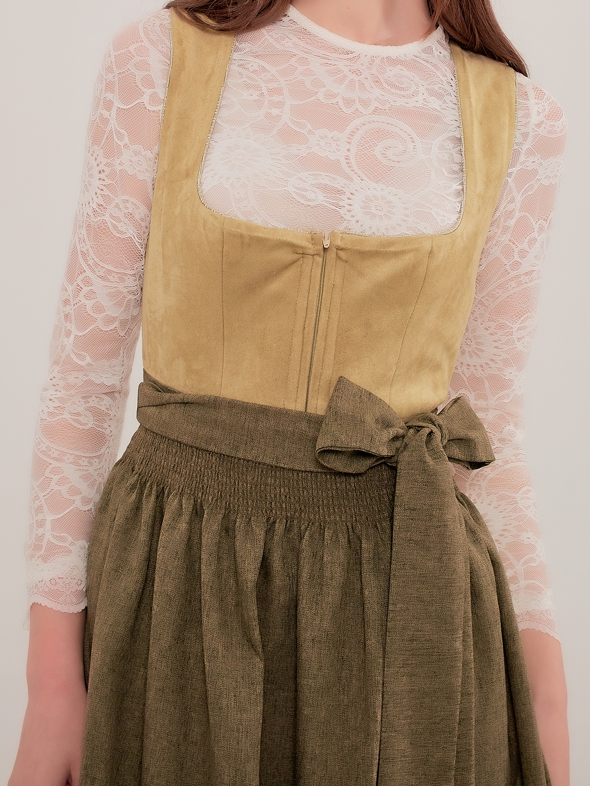 Dirndl in Grün mit blonden Haaren