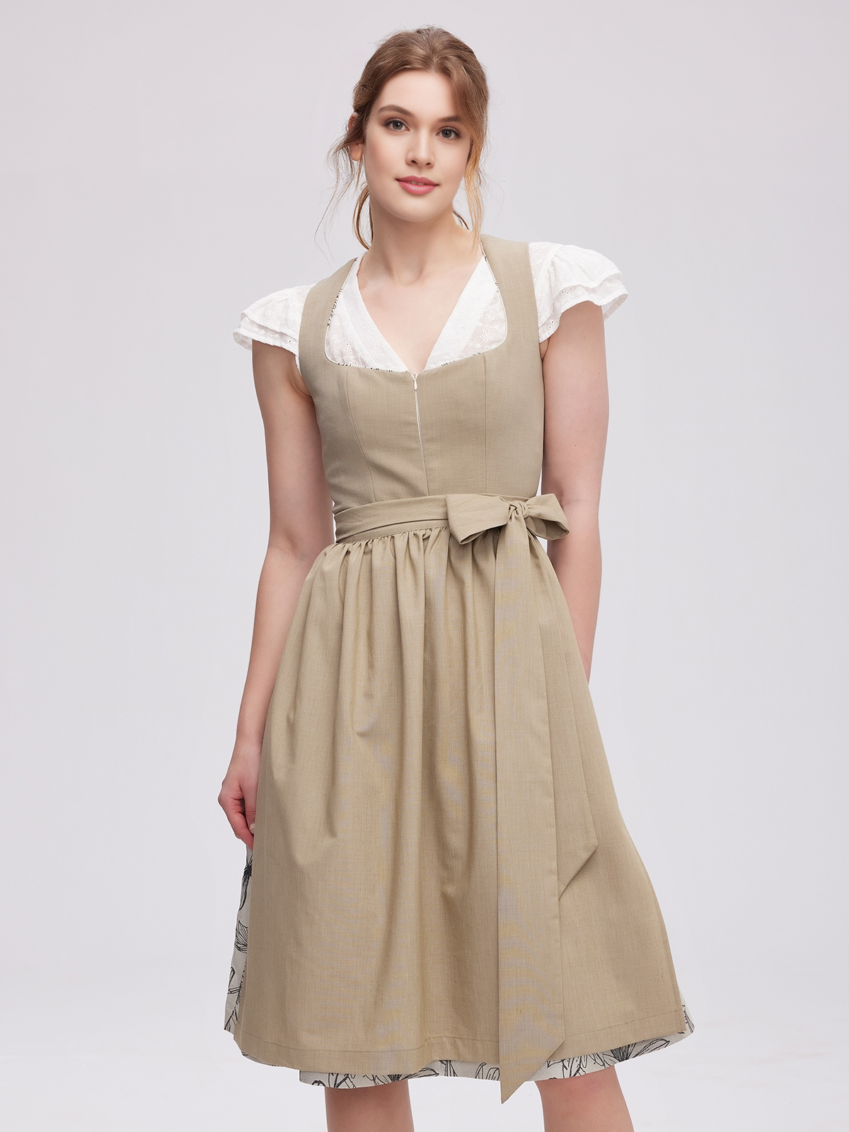Hellblaues Dirndl in Grün