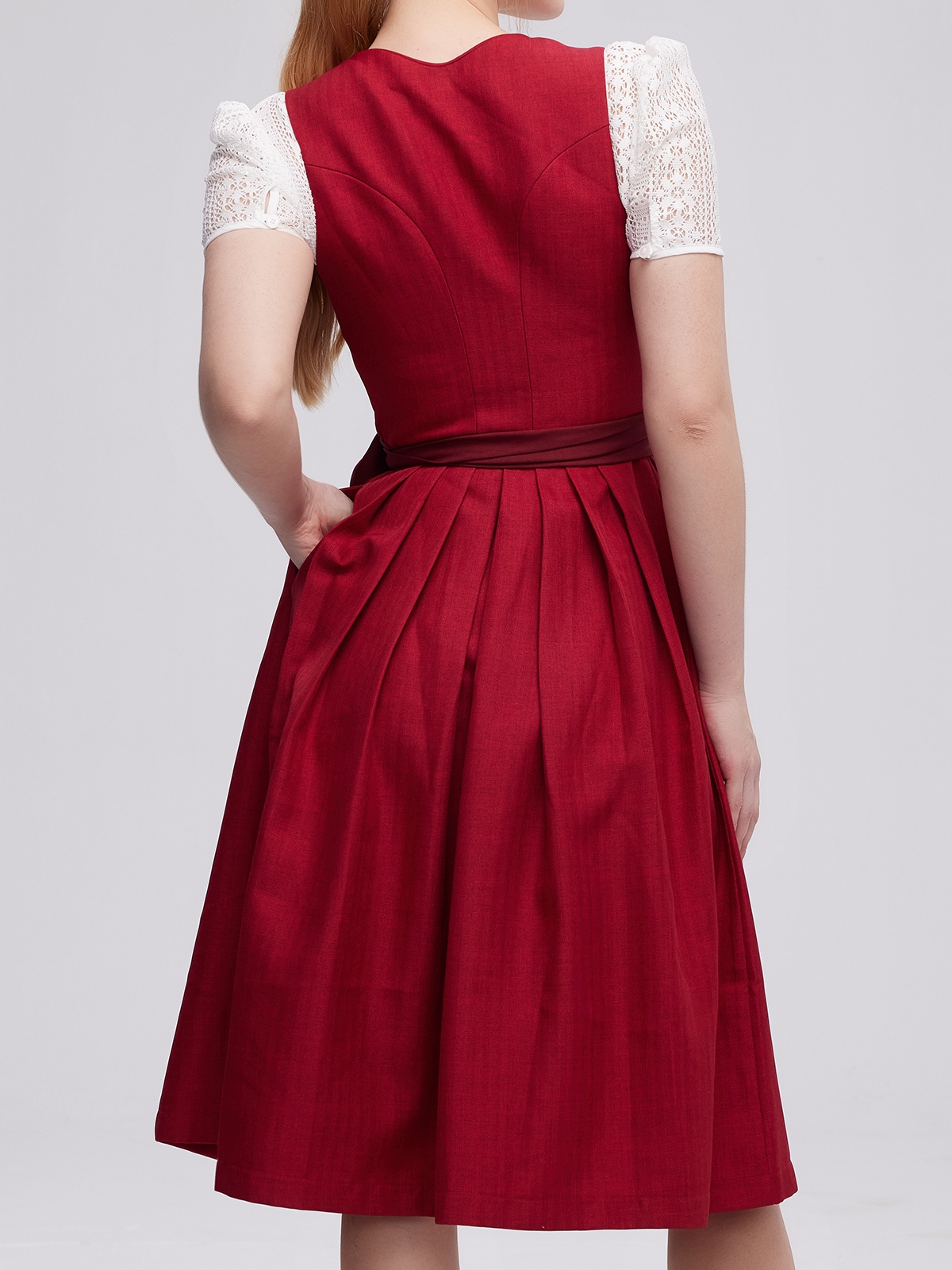Dirndl in Rot – ähnlich wie grüne Modelle ein Blickfang
